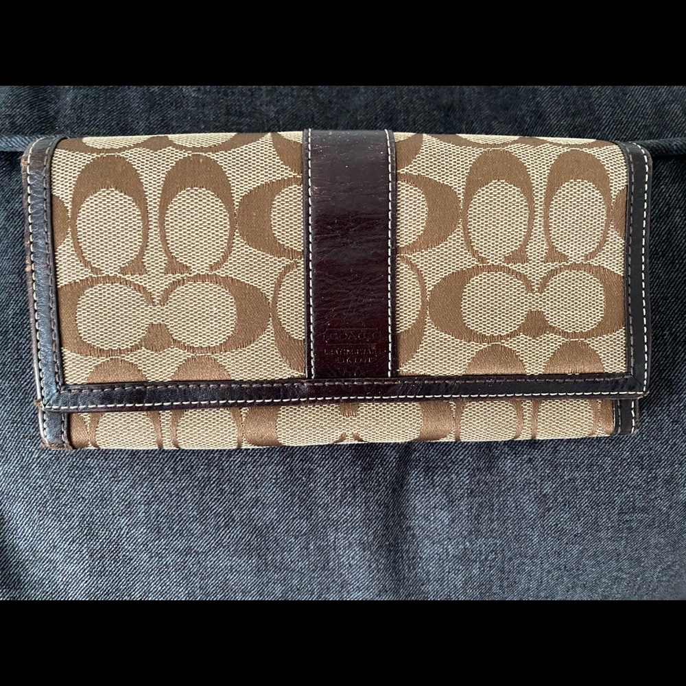 Signatures coach wallet.